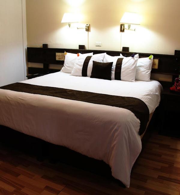 มิซิออน ชาลาปา พลาซา เด ลาส กอนเบนซิโอเนส Hotel คาลาปา ภายนอก รูปภาพ