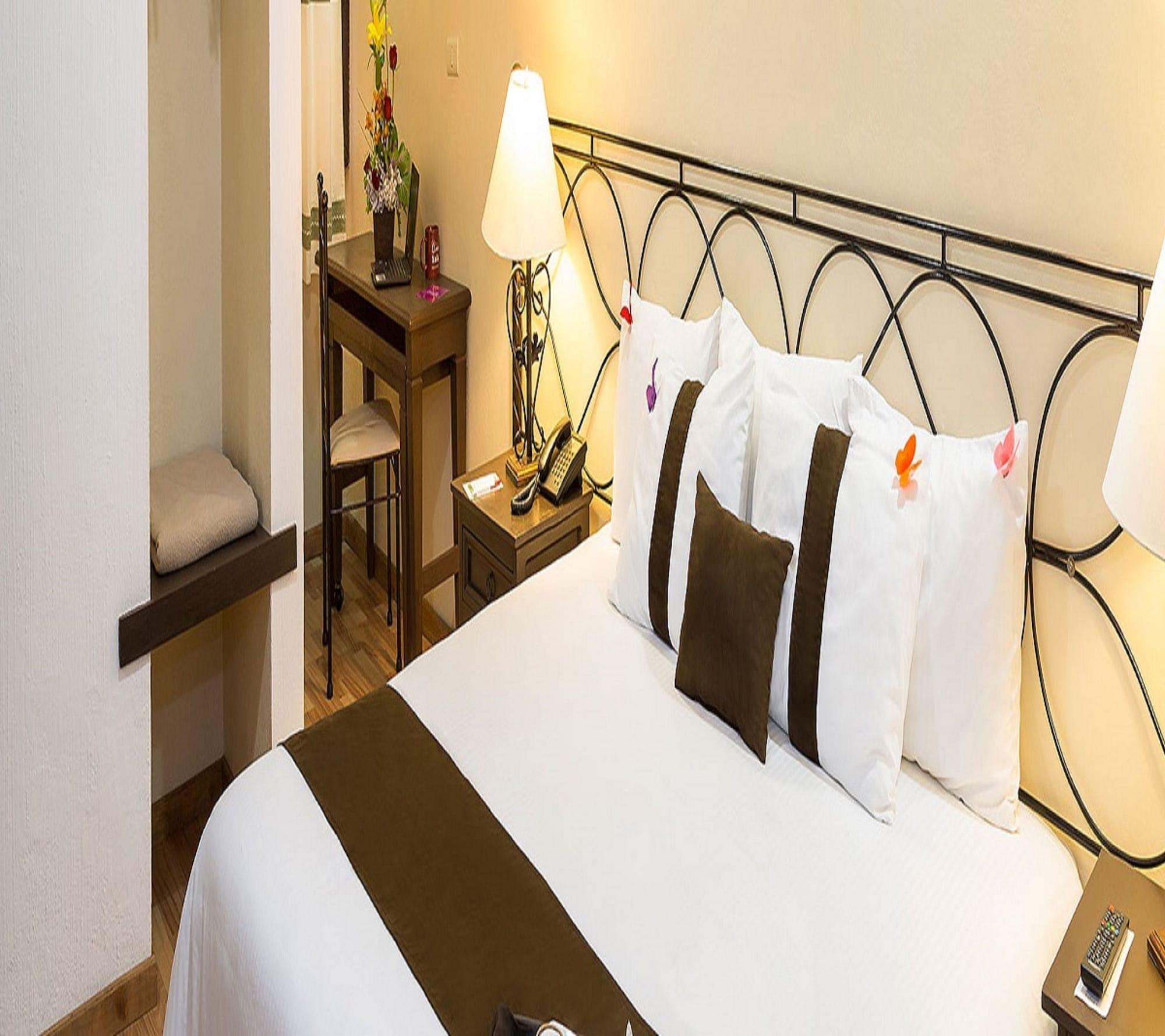 มิซิออน ชาลาปา พลาซา เด ลาส กอนเบนซิโอเนส Hotel คาลาปา ภายนอก รูปภาพ