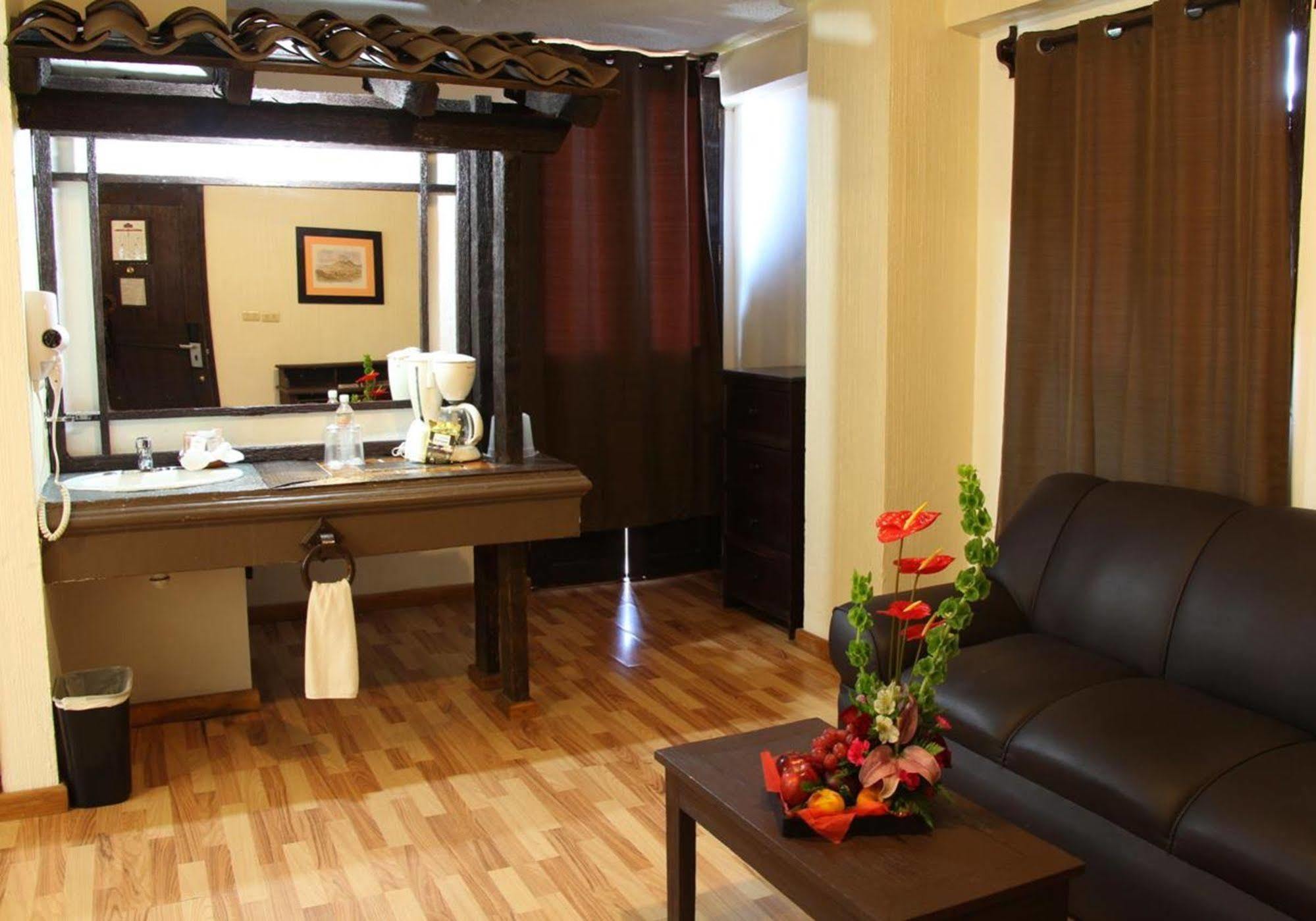 มิซิออน ชาลาปา พลาซา เด ลาส กอนเบนซิโอเนส Hotel คาลาปา ภายนอก รูปภาพ